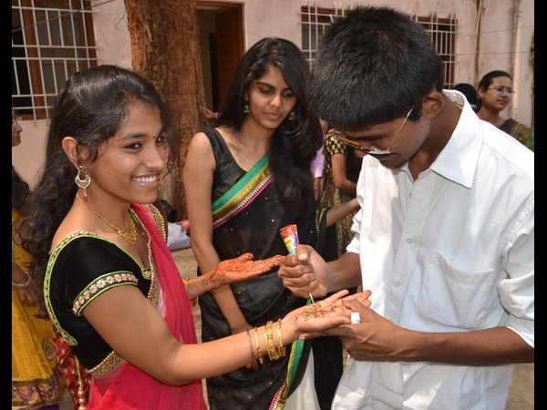 తోటి విద్యార్థినికి మెహందీ..