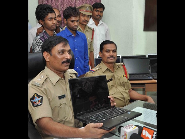 హార్డ్‌వేర్ మెకానిక్ మరొకతను...