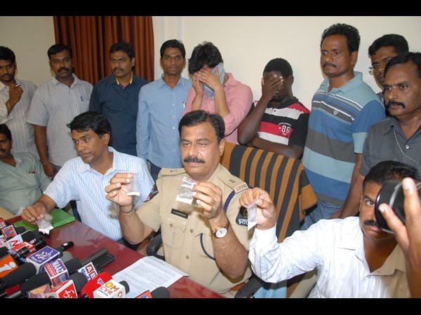 సెల్‌ఫోన్ల స్వాధీనం..