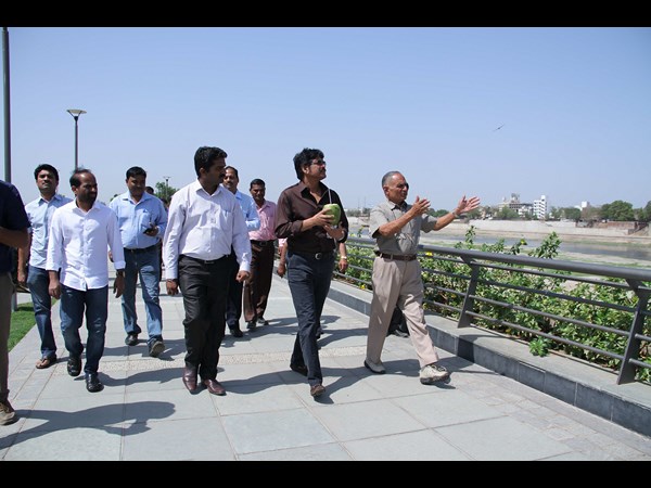 మోడీ అభివృద్ధి: చూసి ఆశ్చర్యపడ్డ నాగార్జున 