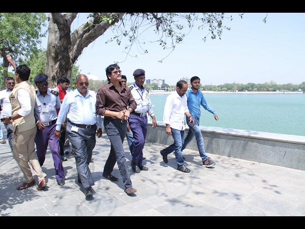 మోడీ అభివృద్ధి: చూసి ఆశ్చర్యపడ్డ నాగార్జున 