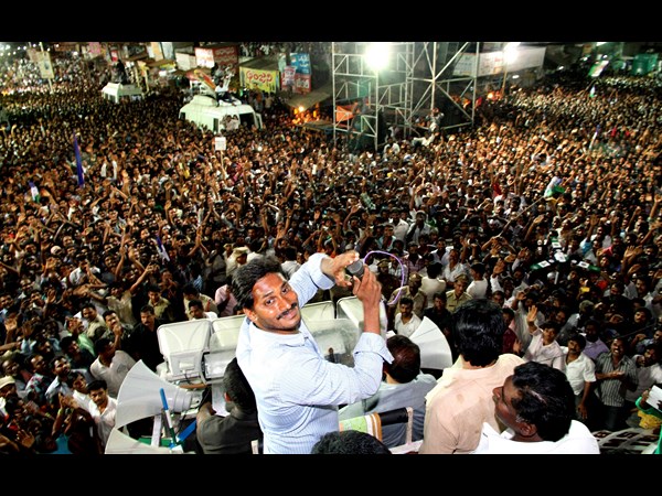 జగన్ అభివాదం జగన్ అభివాదం