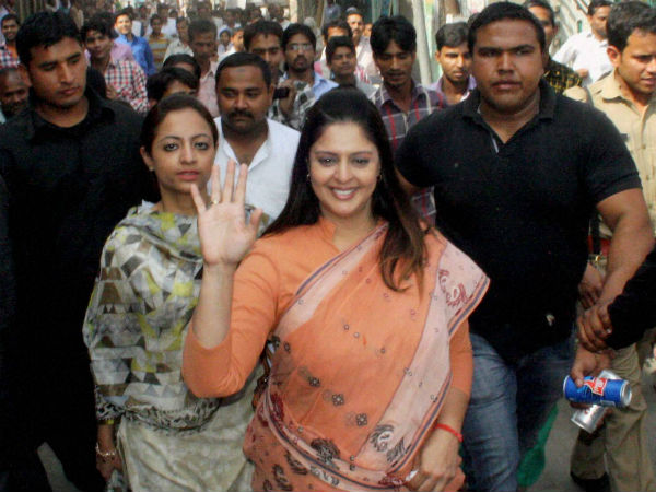 నాకు బలవంతంగా ముద్దు పెట్టలేదు!: నగ్మా 