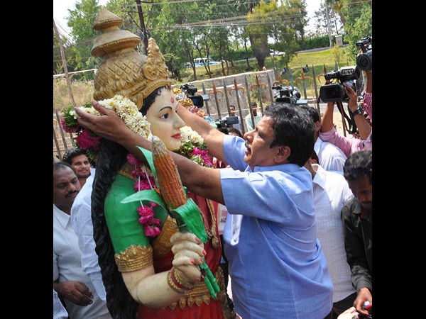 తెలంగాణ తల్లికి నివాళులు..