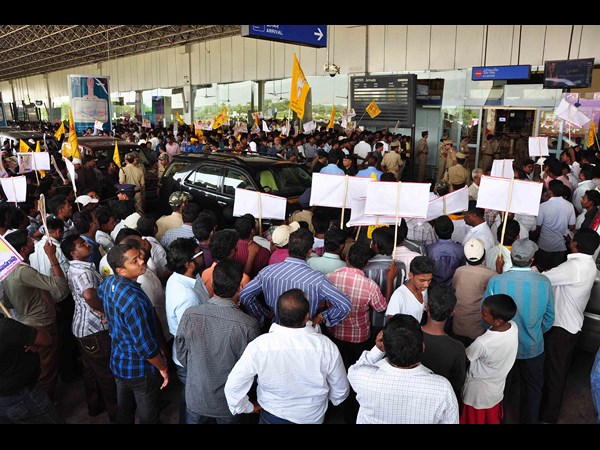 అప్పుడే నేనేంటో చూపిస్తా, జెండా పట్టిన బాబు(పిక్చర్స్)