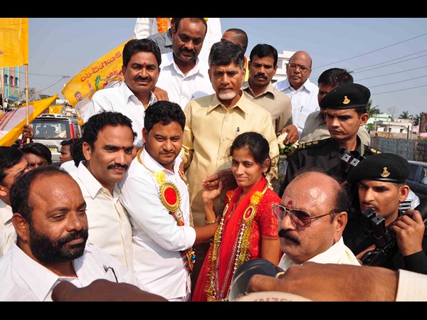 అప్పుడే నేనేంటో చూపిస్తా, జెండా పట్టిన బాబు(పిక్చర్స్)