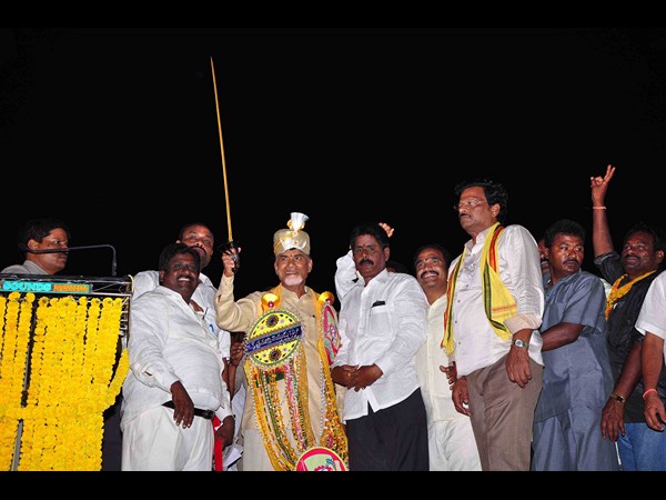 అప్పుడే నేనేంటో చూపిస్తా, జెండా పట్టిన బాబు(పిక్చర్స్)