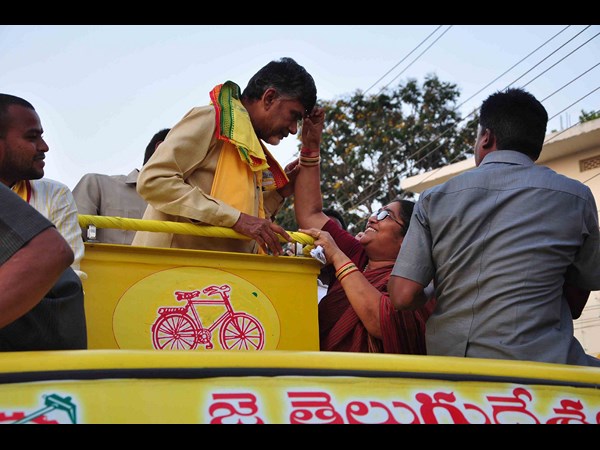 అప్పుడే నేనేంటో చూపిస్తా, జెండా పట్టిన బాబు(పిక్చర్స్)