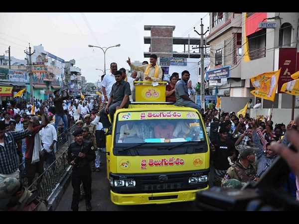 అప్పుడే నేనేంటో చూపిస్తా, జెండా పట్టిన బాబు(పిక్చర్స్)