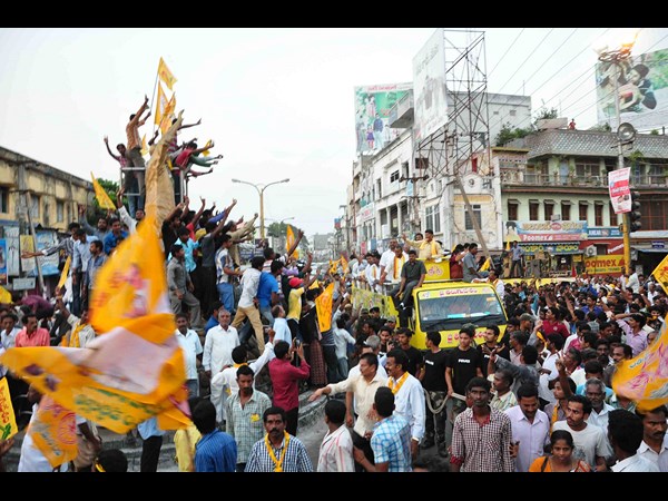అప్పుడే నేనేంటో చూపిస్తా, జెండా పట్టిన బాబు(పిక్చర్స్)