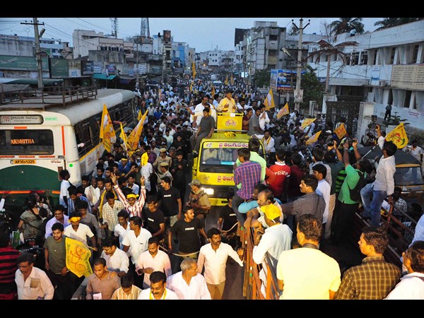 అప్పుడే నేనేంటో చూపిస్తా, జెండా పట్టిన బాబు(పిక్చర్స్)