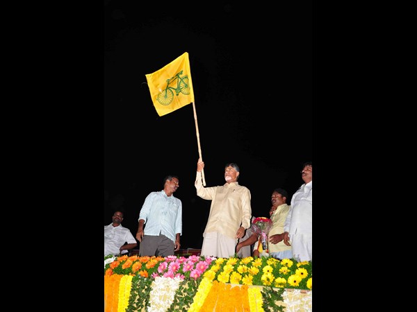 అప్పుడే నేనేంటో చూపిస్తా, జెండా పట్టిన బాబు(పిక్చర్స్)