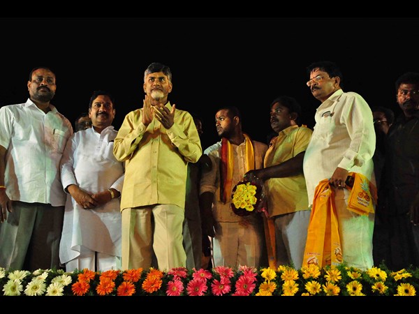 అప్పుడే నేనేంటో చూపిస్తా, జెండా పట్టిన బాబు(పిక్చర్స్)