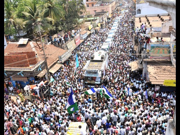 నేను చూపిస్తా: జగన్, షర్మిలకు మామిడి (పిక్చర్స్)