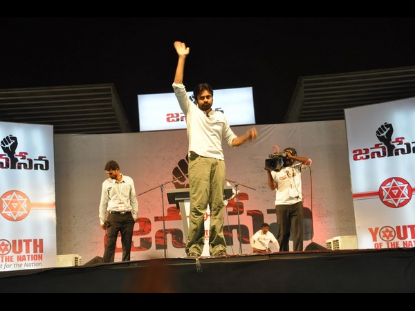 అభిమానులకు అభివాదం..