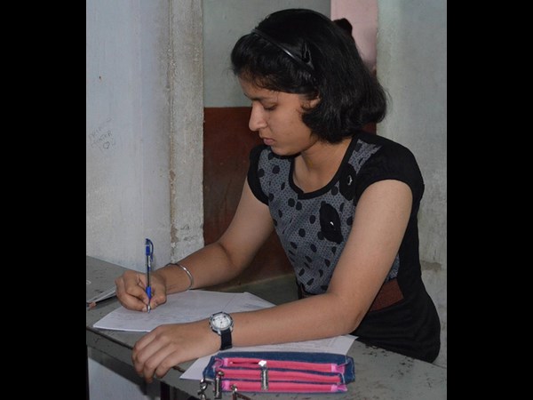 రికార్డుల నైనా: 14 ఏళ్లకే బిఏ! ఏడేళ్లకే శ్లోకాలు(పిక్చర్స్)