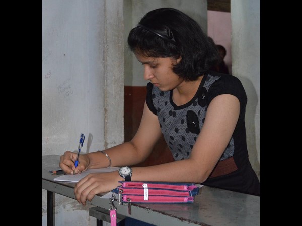 రికార్డుల నైనా: 14 ఏళ్లకే బిఏ! ఏడేళ్లకే శ్లోకాలు(పిక్చర్స్)