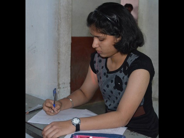 రికార్డుల నైనా: 14 ఏళ్లకే బిఏ! ఏడేళ్లకే శ్లోకాలు(పిక్చర్స్)