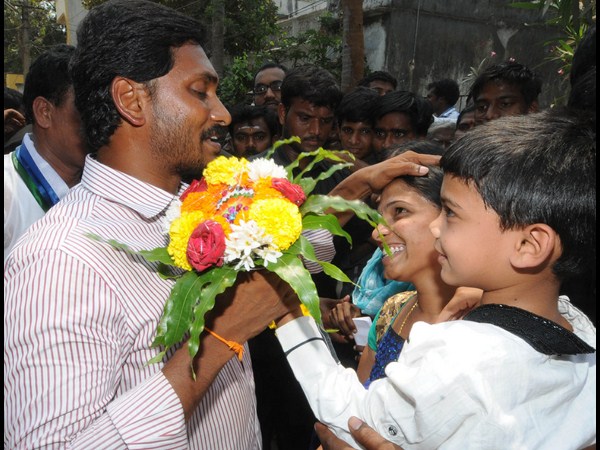 జగన్‌కు పుష్పగుచ్ఛం