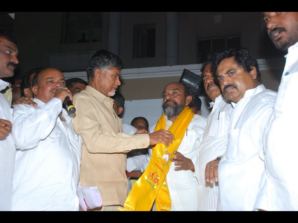 ఆర్. కృష్ణయ్య పసుపు కండువా..