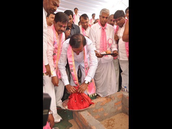 వేద మంత్రోచ్ఛారణల మధ్య..