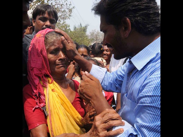 కన్నీరు తుడుస్తూ..