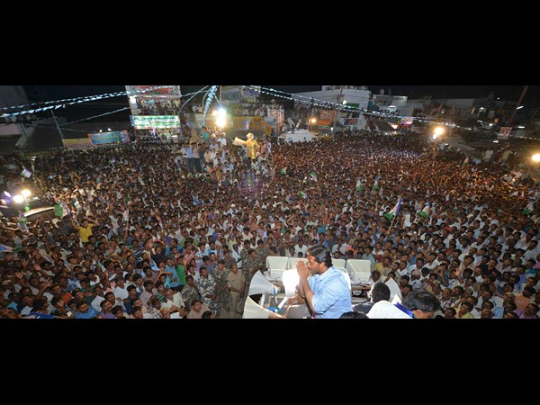 జగన్ అభివాదం