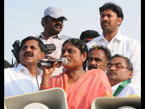 ప్రసంగిస్తూ..