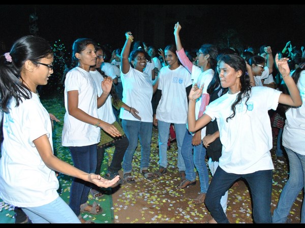 విద్యార్థినుల నృత్యాలు