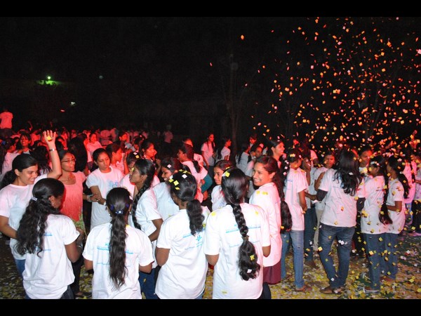 విద్యార్థినుల సందడి