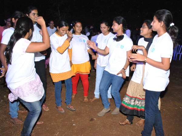 విద్యార్థినుల సందడి