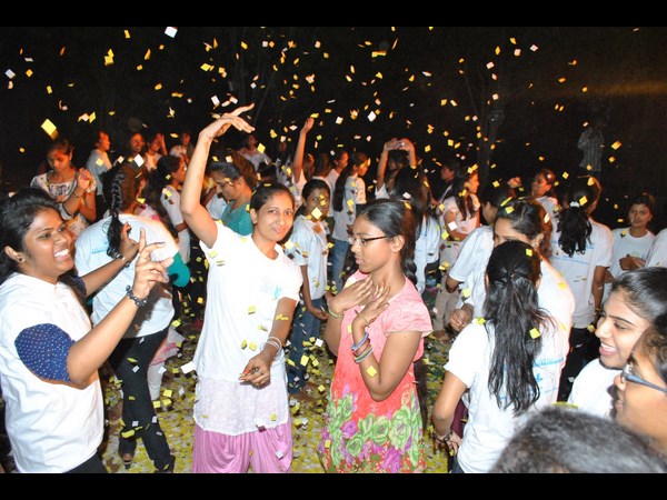 విద్యార్థినుల కేరింతలు