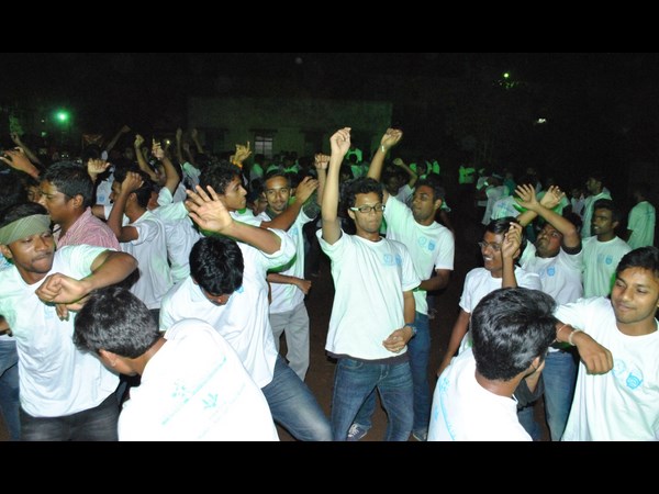 యువకుల సందడి