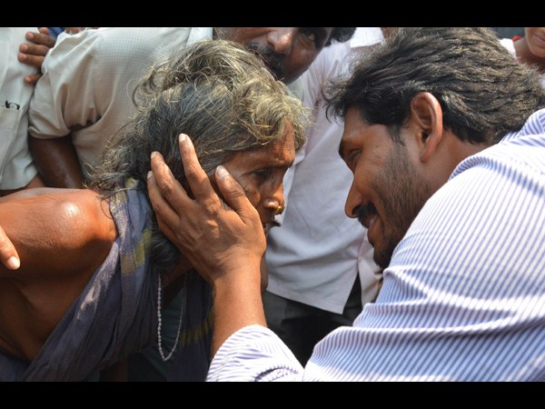 నేను అలా చెప్పను, ఏడవొద్దమ్మా!: జగన్ (పిక్చర్స్)