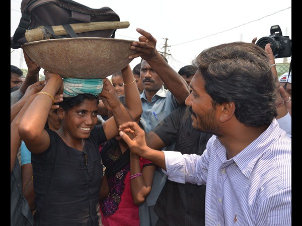 నేను అలా చెప్పను, ఏడవొద్దమ్మా!: జగన్ (పిక్చర్స్)