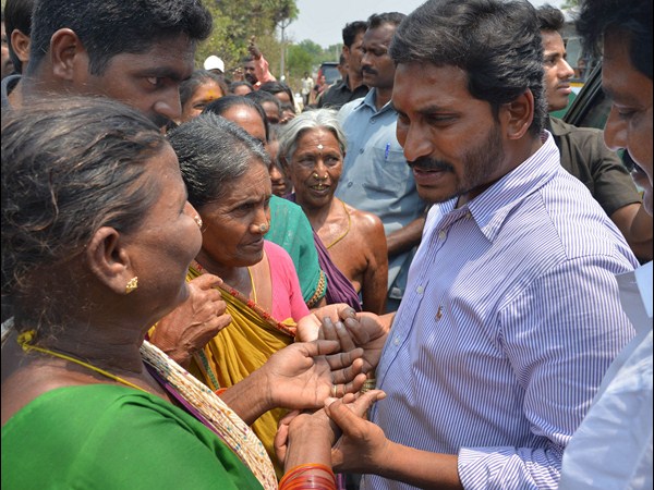 నేను అలా చెప్పను, ఏడవొద్దమ్మా!: జగన్ (పిక్చర్స్)