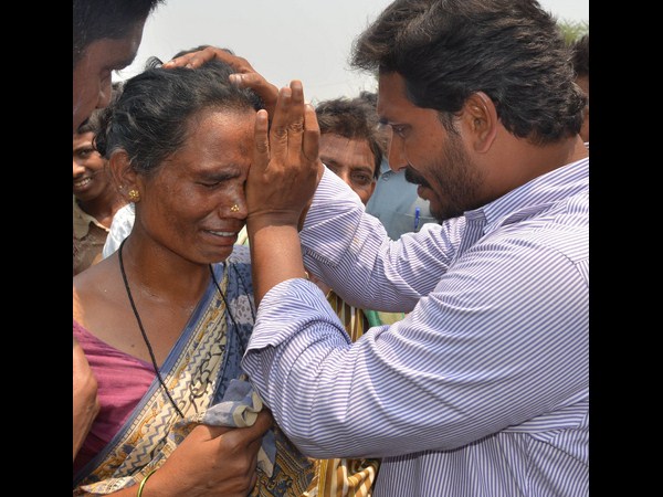 నేను అలా చెప్పను, ఏడవొద్దమ్మా!: జగన్ (పిక్చర్స్)