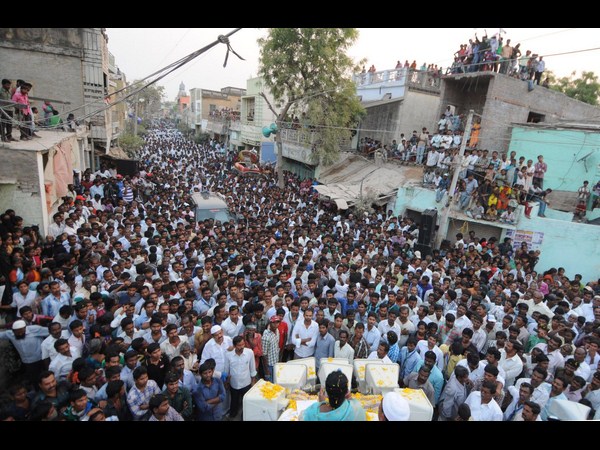 నేను అలా చెప్పను, ఏడవొద్దమ్మా!: జగన్ (పిక్చర్స్)