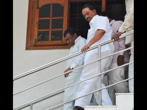 వారికి చేయిచ్చిన బాబుమోహన్ వీరితో కలిపి..(పిక్చర్స్)