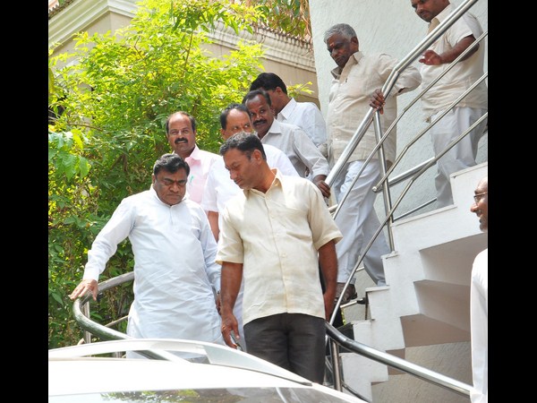 వారికి చేయిచ్చిన బాబుమోహన్ వీరితో కలిపి..(పిక్చర్స్)