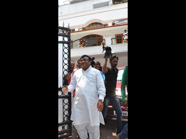 వారికి చేయిచ్చిన బాబుమోహన్ వీరితో కలిపి..(పిక్చర్స్)