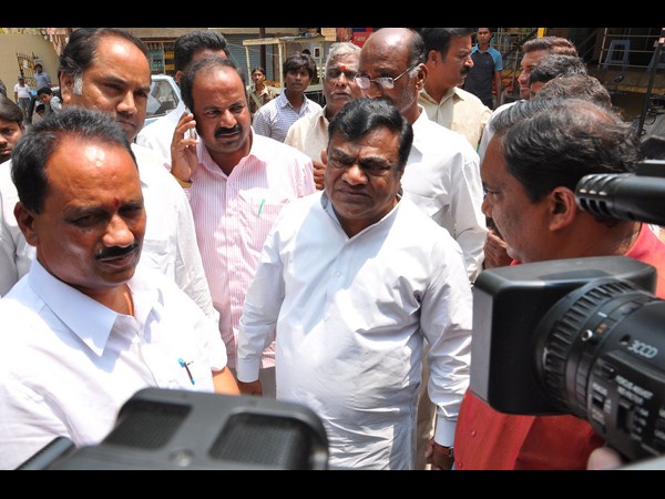 వారికి చేయిచ్చిన బాబుమోహన్ వీరితో కలిపి..(పిక్చర్స్)