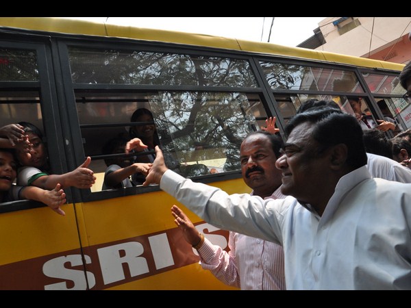 వారికి చేయిచ్చిన బాబుమోహన్ వీరితో కలిపి..(పిక్చర్స్)