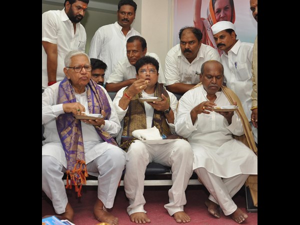 టీ తెలంగాణ నాయకులు ఇలా..