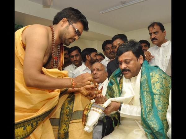 ప్రసాదం స్వీకరిస్తూ..