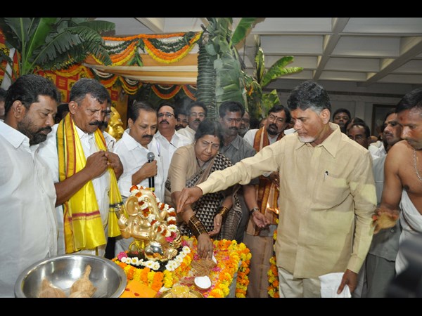 బాబుతో నన్నపనేని..