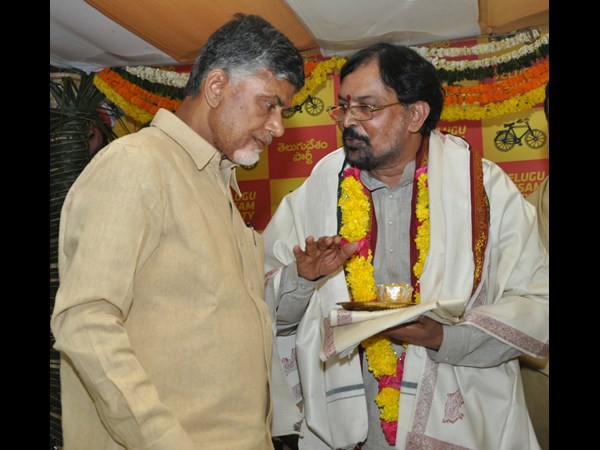 చంద్రుడేనా..