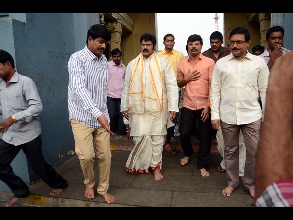 రాజకీయాలు తండ్రి కోసం..