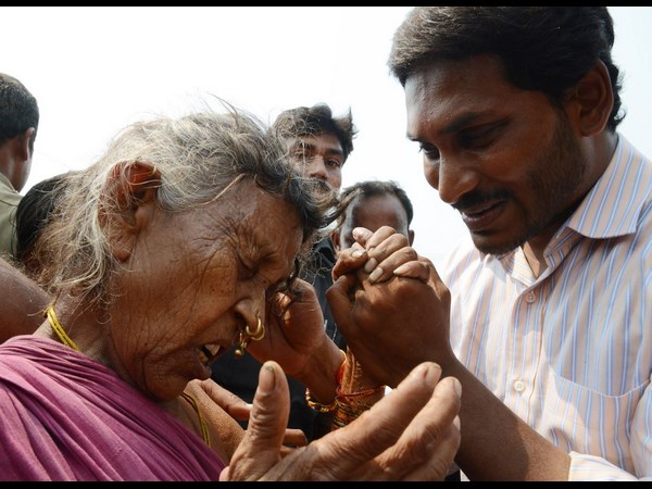 రివర్స్: జగన్‌కే ఓదార్పు, వారు పోటీ పడ్డారు