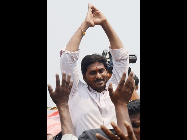 రివర్స్: జగన్‌కే ఓదార్పు, వారు పోటీ పడ్డారు